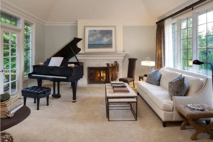 Пианино в интерьере гостиной в неоклассическом стиле