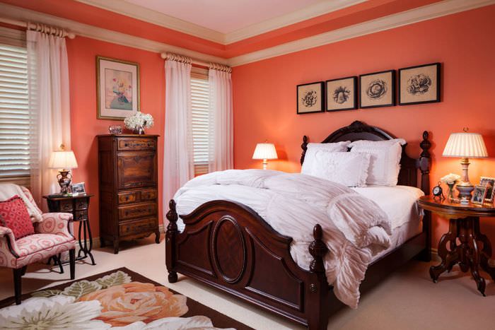 Розовые стены в спальне неоклассического стиля