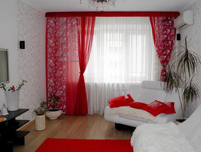 Красные занавески в гостиной с белой мебелью