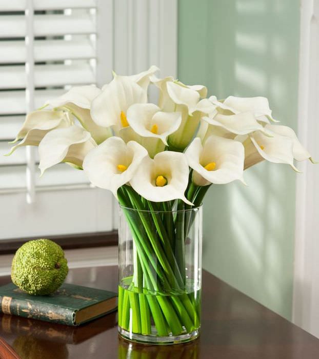 Стеклянная ваза с белыми цветами