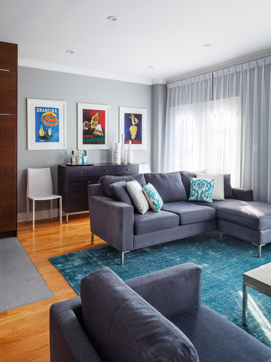Сочетание серого и голубого цвета в интерьере современной гостиной