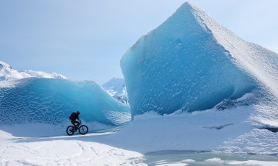 ледник глыбы велосипедист снег